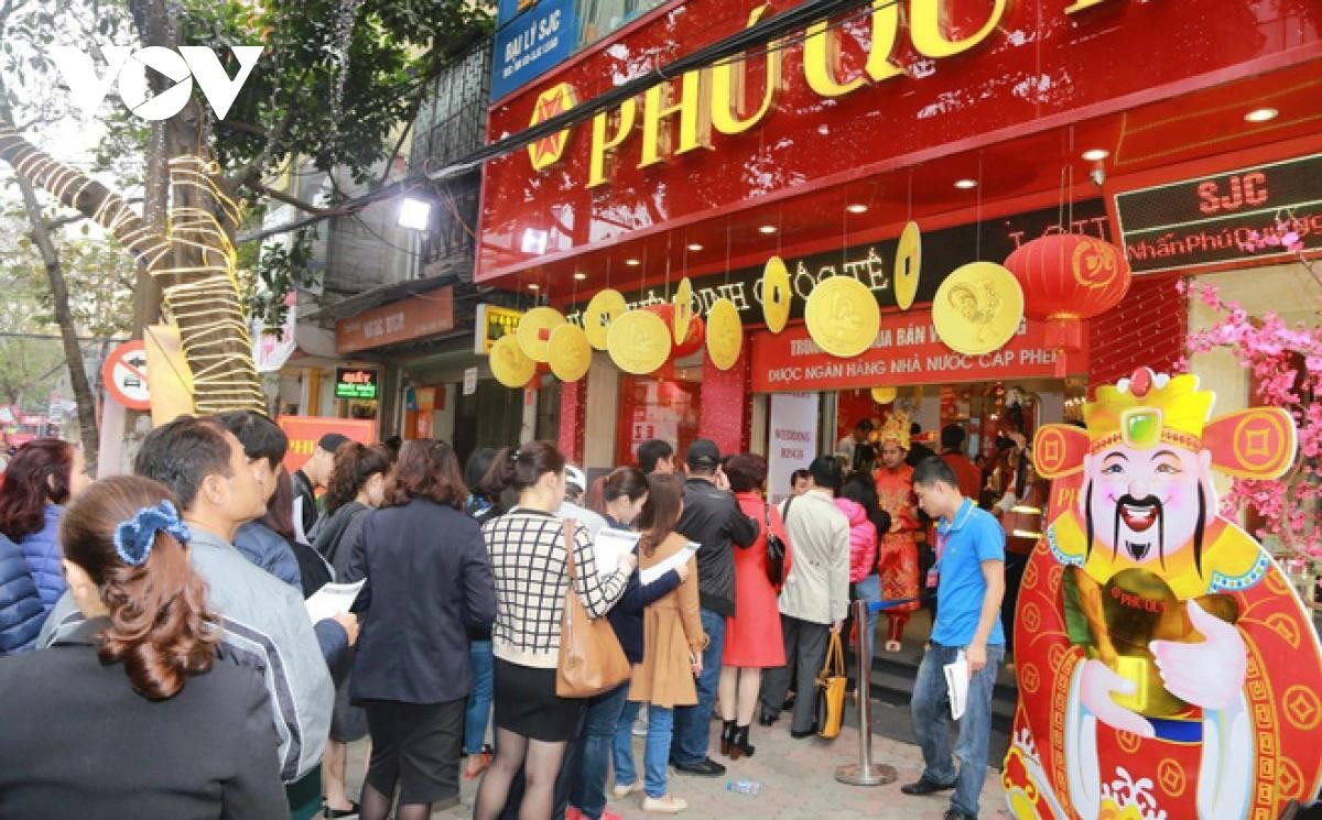 Chen chân xếp hàng mua vàng ngày Vía Thần Tài là cảnh thường thấy dịp đầu năm.