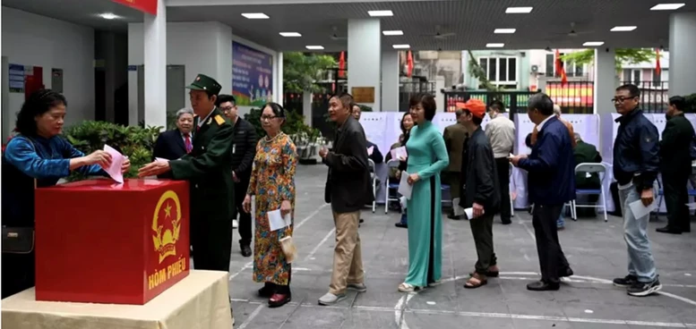 Người dân trực tiếp bỏ phiếu tại khu vực bầu cử. Ảnh: AFP