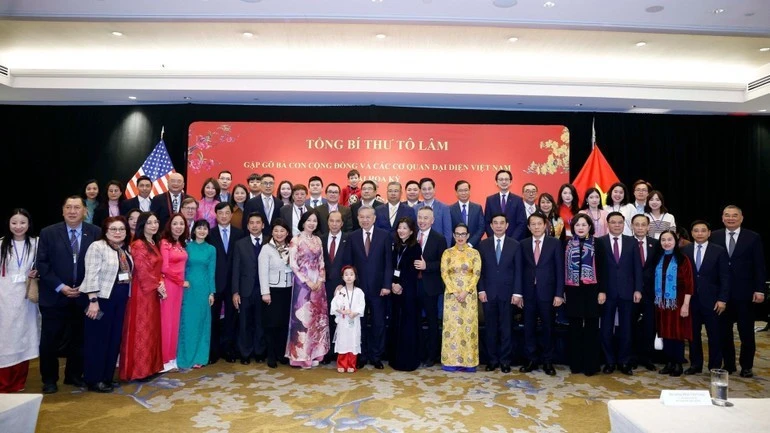 Tổng Bí thư Tô Lâm với bà con cộng đồng người Việt Nam tại Hoa Kỳ.