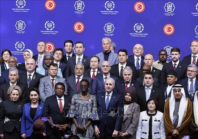 Chủ tịch Quốc hội Trần Thanh Mẫn với trưởng đoàn các nước chụp ảnh chung.