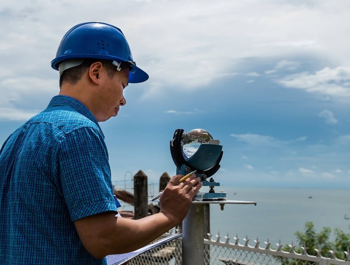 Quan trắc viên Trạm Khí tượng Hải văn Hòn Dáu (Hải Phòng) thực hiện nhiệm vụ.