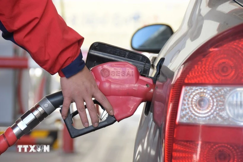 Bơm xăng cho phương tiện tại trạm xăng ở tỉnh Vân Nam, Trung Quốc.