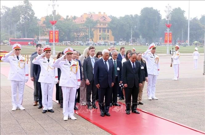 Chủ tịch Hội đồng châu Âu António Costa đến đặt vòng hoa và vào Lăng viếng Chủ tịch Hồ Chí Minh.
