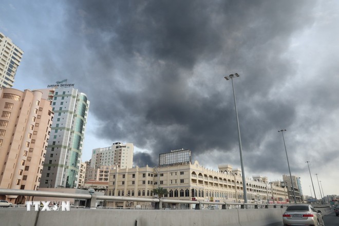 Khói bốc lên sau cuộc tấn công của Iran nhằm vào trụ sở Hạm đội thứ 5 của Mỹ ở Manama, Bahrain ngày 28/2/2026.