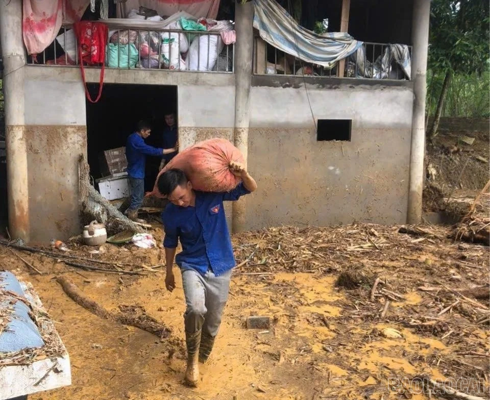 Anh Huân tham gia hỗ trợ người dân khắc phục thiên tai.