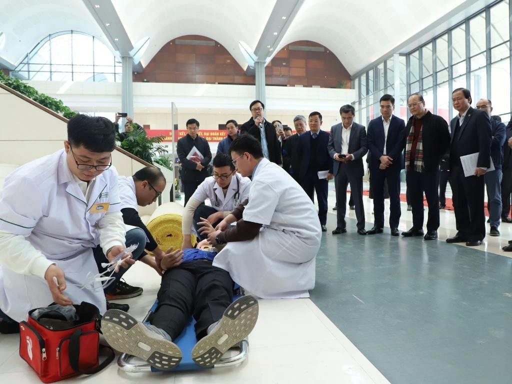 Các bác sĩ, chuyên gia đầu ngành tham gia diễn tập y tế, bảo đảm an toàn sức khỏe cho đại biểu dự Đại hội XIV của Đảng.