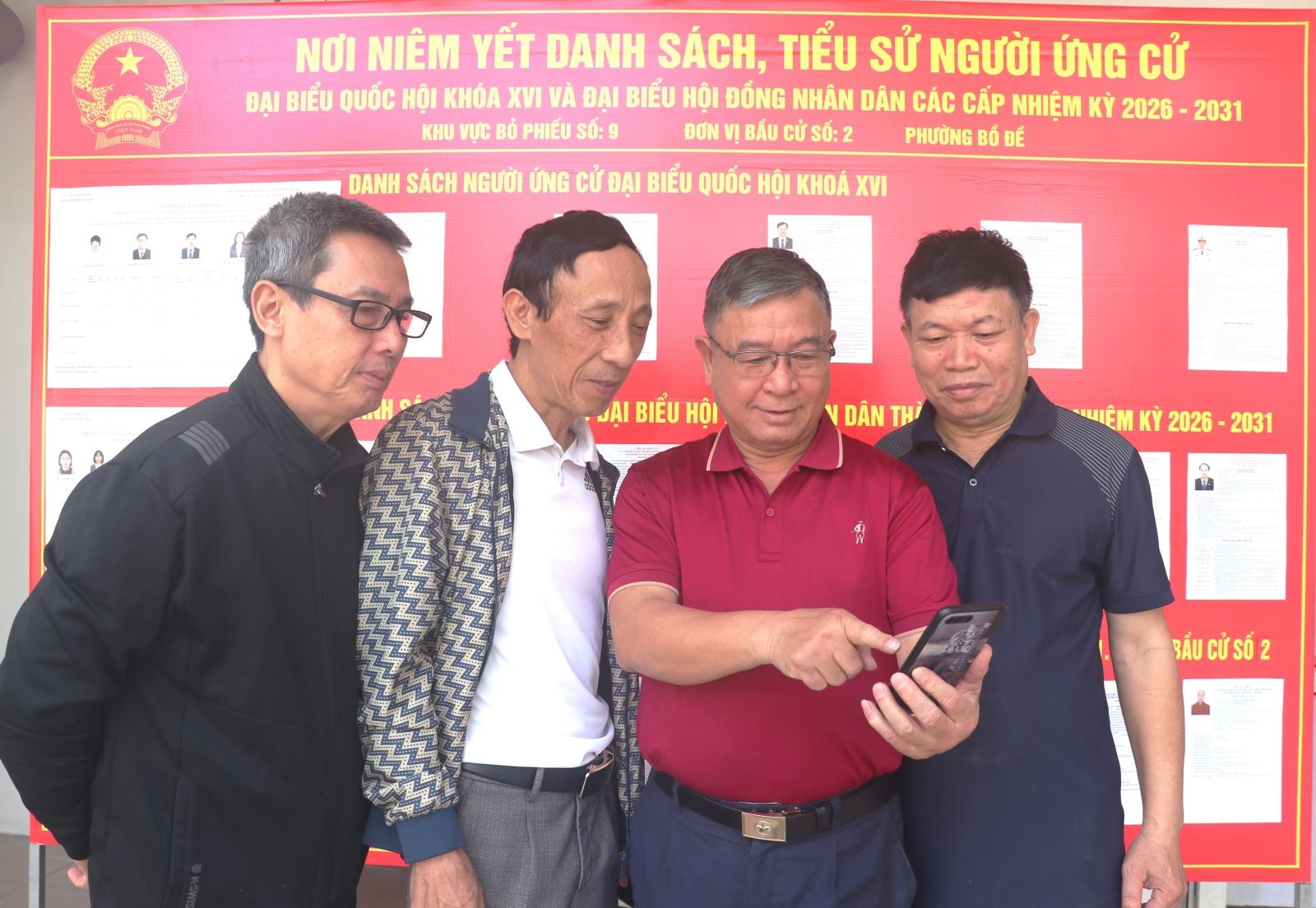 Cử tri Tổ dân phố 23 phường Bồ Đề (Hà Nội) theo dõi quy trình hướng dẫn bầu cử qua app của Hội đồng bầu cử Quốc gia.