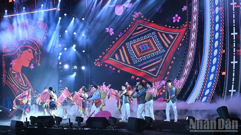 Một tiết mục văn nghệ đặc sắc được biểu diễn tại lễ bế mạc.