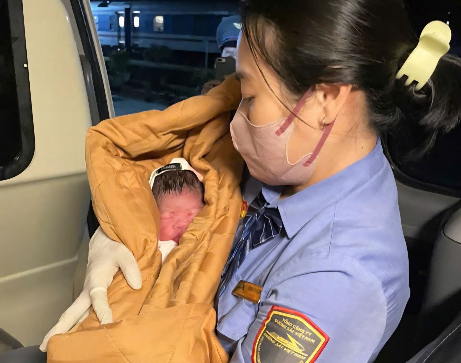 Tiếp viên đường sắt đã đỡ đẻ thành công một bé trai an toàn trên tàu.