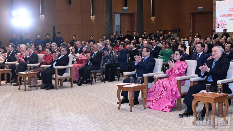 Thủ tướng Chính phủ Phạm Minh Chính và Phu nhân, các đại biểu quốc tế thưởng thức chương trình văn nghệ đặc sắc chào mừng Xuân Bính Ngọ 2026.