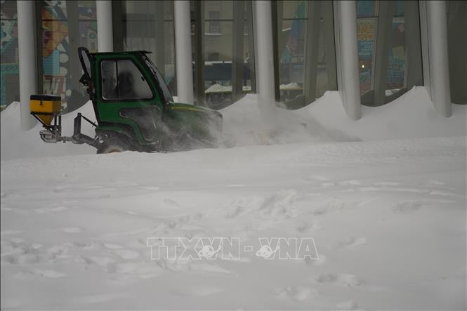 Xe dọn tuyết trên tuyến đường ở New York, Mỹ ngày 25/1/2026. Giao thông bị tê liệt tại nhiều bang do bão tuyết hoành hành.