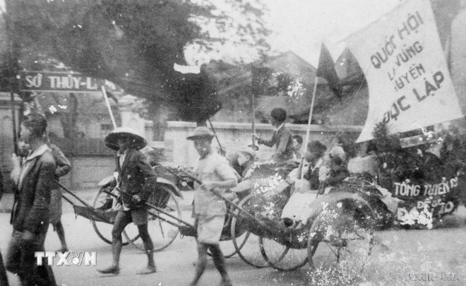 Nhân dân lao động Thủ đô cổ động cho ngày Tổng tuyển cử đầu tiên.