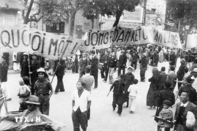 Nhân dân lao động Thủ đô thực hiện cổ động cho ngày Tổng tuyển cử đầu tiên.