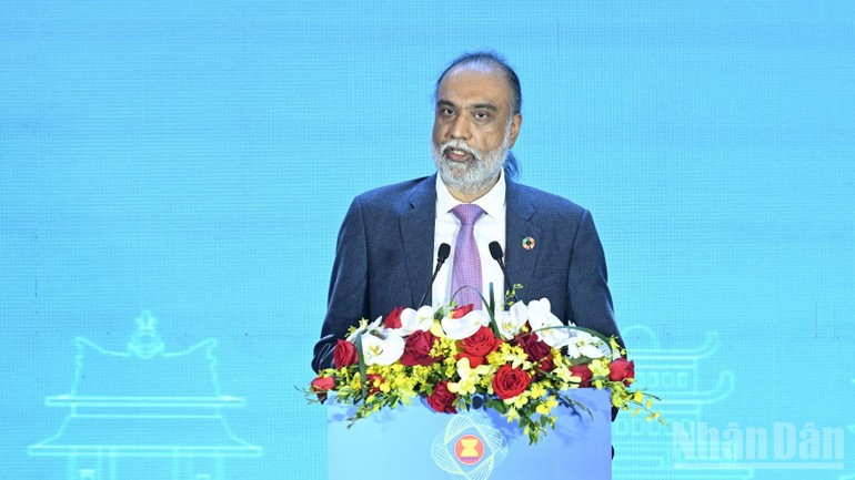 Phó Tổng thư ký Liên hợp quốc kiêm Đặc phái viên của Tổng thư ký Liên hợp quốc về công nghệ Amandeep Singh Gill phát biểu ý kiến tại hội nghị.