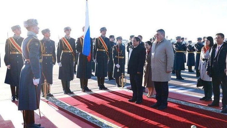 Lễ đón chính thức Thủ tướng Phạm Minh Chính thăm Liên bang Nga được tổ chức trang trọng tại Sân bay quốc tế Vnukovo 2, do Thứ trưởng Bộ Ngoại giao Liên bang Nga Rudenko Andrey Yurevych chủ trì.