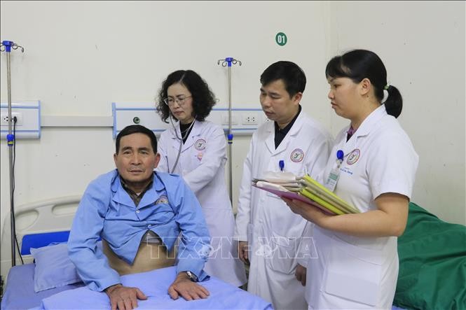 Gần 30 năm công tác, bác sĩ chuyên khoa II, Vũ Thị Châu Loan, Giám đốc Trung tâm Y tế khu vực Trấn Yên chữa cho nhiều bệnh nhân khỏi bệnh liệt.