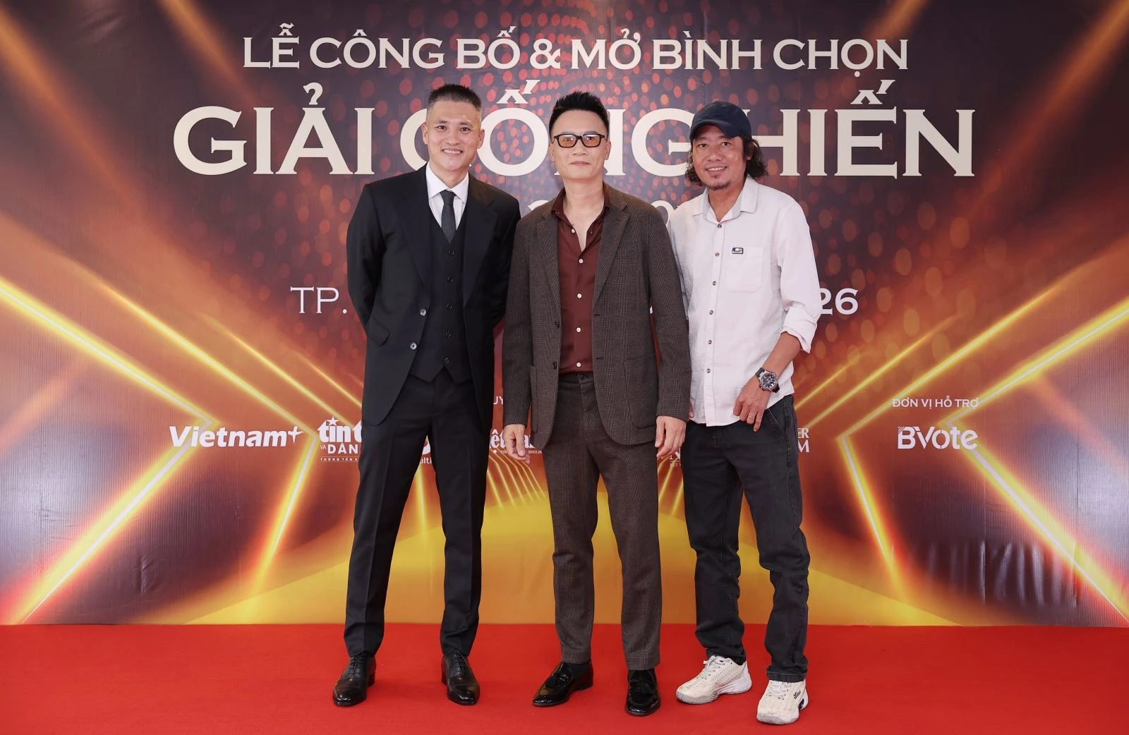 Các nghệ sĩ, cầu thủ tham dự Lễ công bố.