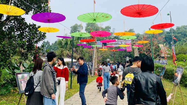 Du khách vui chơi tại Làng Văn hóa - Du lịch các dân tộc Việt Nam.