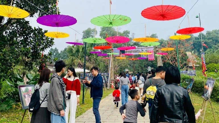 Du khách vui chơi tại Làng Văn hóa - Du lịch các dân tộc Việt Nam.