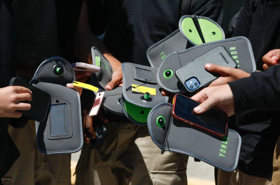 Học sinh đặt điện thoại vào túi khóa ngay khi đến trường và chỉ mở khi tan học. Ảnh: Getty Images