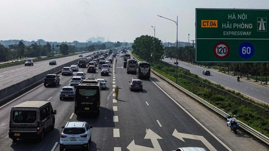 Trong ngày 29 Tết, tình hình trật tự, ATGT ở Hà Nội được bảo đảm, không xảy ra ùn tắc kéo dài nghiêm trọng.