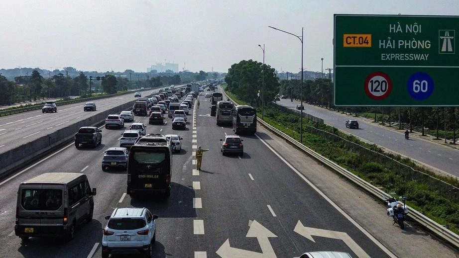 Trong ngày 29 Tết, tình hình trật tự, ATGT ở Hà Nội được bảo đảm, không xảy ra ùn tắc kéo dài nghiêm trọng.