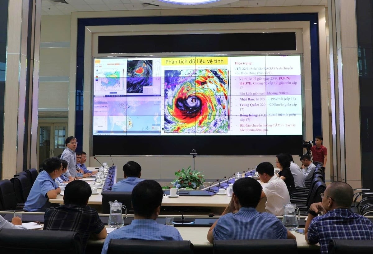 Cuộc họp nhận định dự báo siêu bão Ragasa (bão số 9 năm 2025) tại Cục Khí tượng Thủy văn.