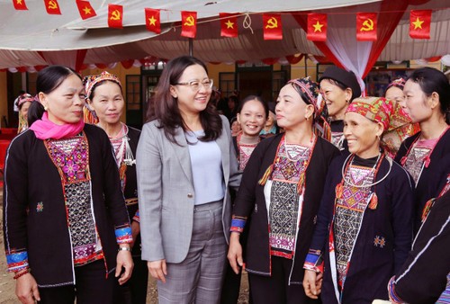 Đồng chí Giàng Thị Dung, Phó Bí thư Tỉnh ủy, Chủ tịch Ủy ban Mặt trận Tổ quốc tỉnh trò chuyện với đồng bào xã Mỏ Vàng.