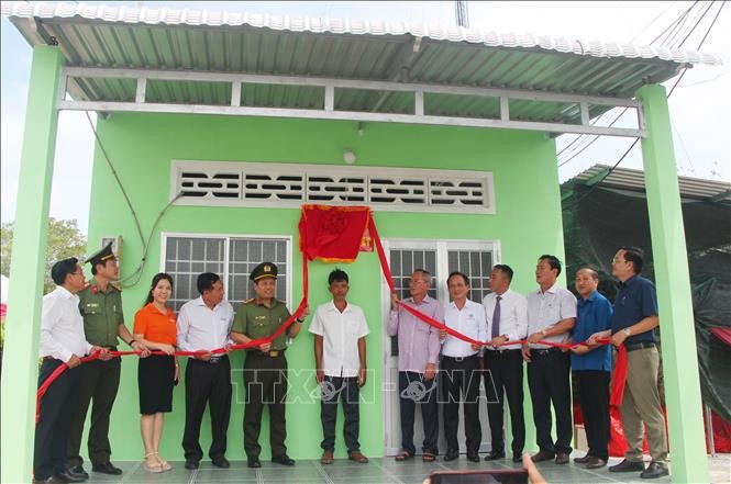 Lãnh đạo tỉnh Bạc Liêu và đại diện lãnh đạo Bộ Công an thực hiện nghi thức khánh thành, bàn giao nhà đến hộ dân.