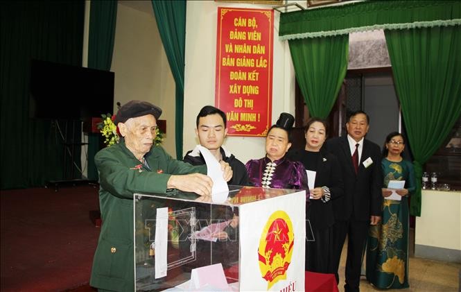 Các cử tri khu vực bỏ phiếu số 9, phường Tô Hiệu, tỉnh Sơn La bỏ phiếu bầu đại biểu Quốc hội khóa XVI và đại biểu Hội đồng nhân dân các cấp nhiệm kỳ 2026 - 2031.