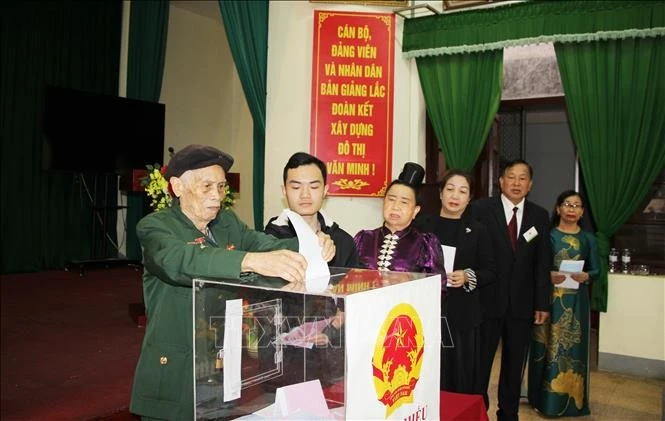 Các cử tri khu vực bỏ phiếu số 9, phường Tô Hiệu, tỉnh Sơn La bỏ phiếu bầu đại biểu Quốc hội khóa XVI và đại biểu Hội đồng nhân dân các cấp nhiệm kỳ 2026 - 2031.