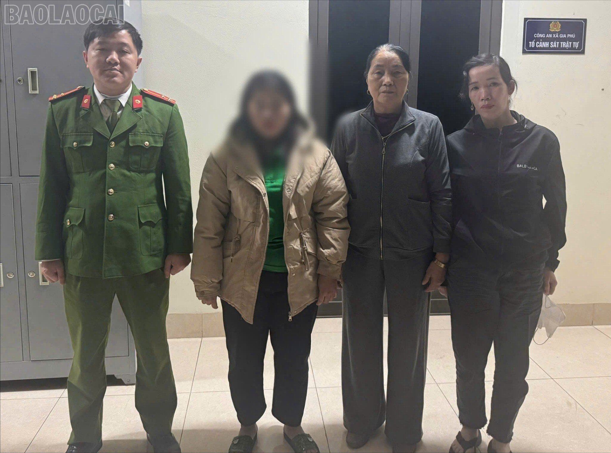 baolaocai-tl_cong-an-xa-gia-phu-ban-giao-chau-t-cho-gia-dinh-3721.jpg
