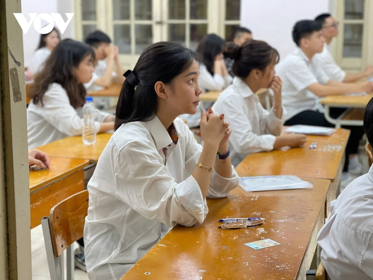 Học sinh trải nghiệm quy trình phòng thi như kỳ thi thật, từ sắp xếp chỗ ngồi theo số báo danh đến tuân thủ quy định làm bài.