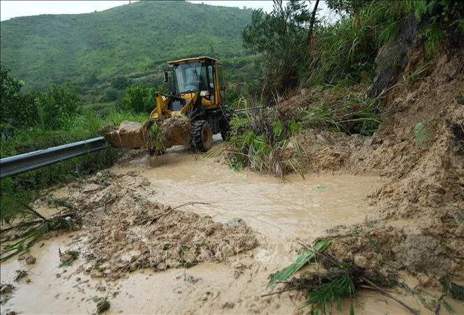 Một đoạn đường bị sạt lở do bão Bavi tại tỉnh Chiết Giang, Trung Quốc. Ảnh: THX/TTXVN phát