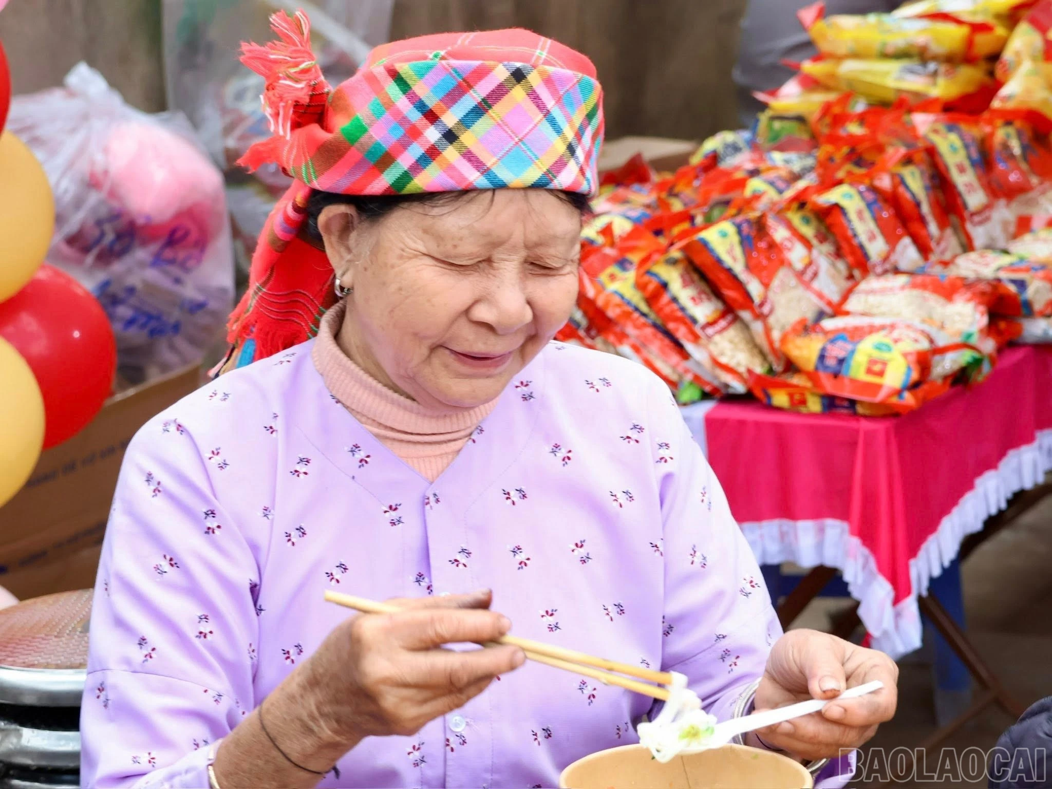 Hàng trăm suất phở nóng hổi được trao tận tay bà con ngay tại phiên chợ, lan tỏa hơi ấm tình người giữa ngày Đông.