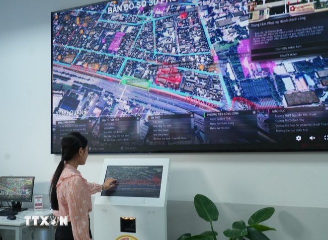 Người dân có thể tra cứu thông tin quy hoạch, đất đai trên bản đồ số 3D tại Trung tâm Phục vụ Hành chính công phường Thủ Đức.