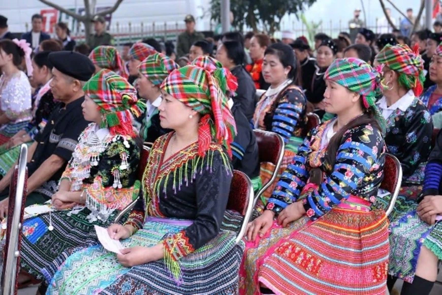 Đội tuyên truyền lưu động của xã Y Tý tích cực tuyên truyền về cuộc bầu cử tới người dân.