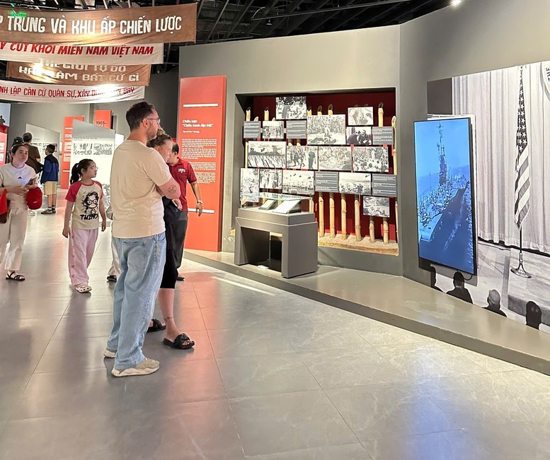 Khách du lịch quốc tế đến tham quan Bảo tàng Lịch sử quân sự Việt Nam dịp Tết Nguyên đán Bính Ngọ.