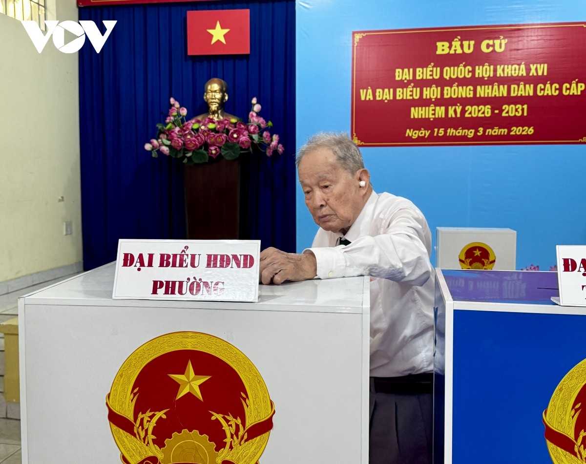 Ông Nguyễn Văn Tàu tự tay bỏ lá phiếu của mình.