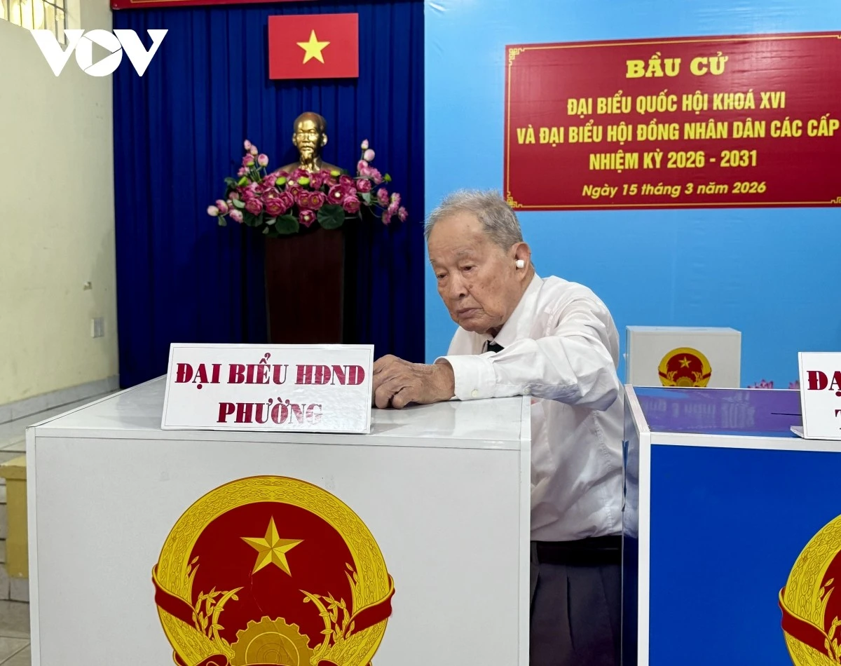 Ông Nguyễn Văn Tàu tự tay bỏ lá phiếu của mình.