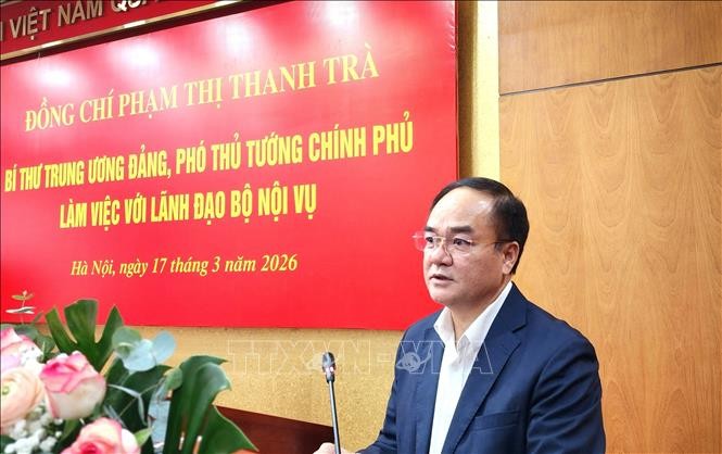 Thứ trưởng Bộ Nội vụ Vũ Chiến Thắng báo cáo tại buổi làm việc.