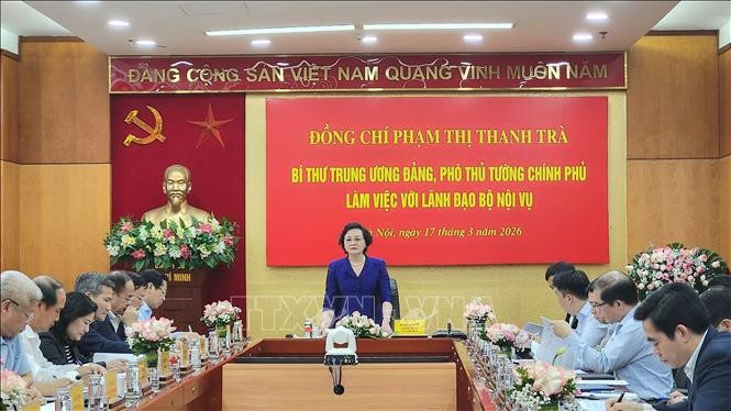 Phó Thủ tướng Chính phủ Phạm Thị Thanh Trà làm việc với lãnh đạo Bộ Nội vụ.