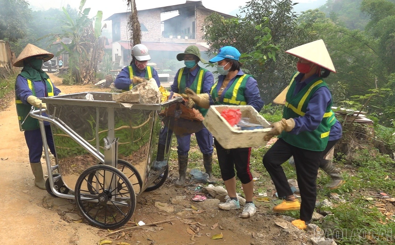 baolaocai-br_cong-nhan-cong-ty-thhh-ve-sinh-moi-truong-hoang-yen-tham-gia-don-dep-ve-sinh-dong-suoi.jpg