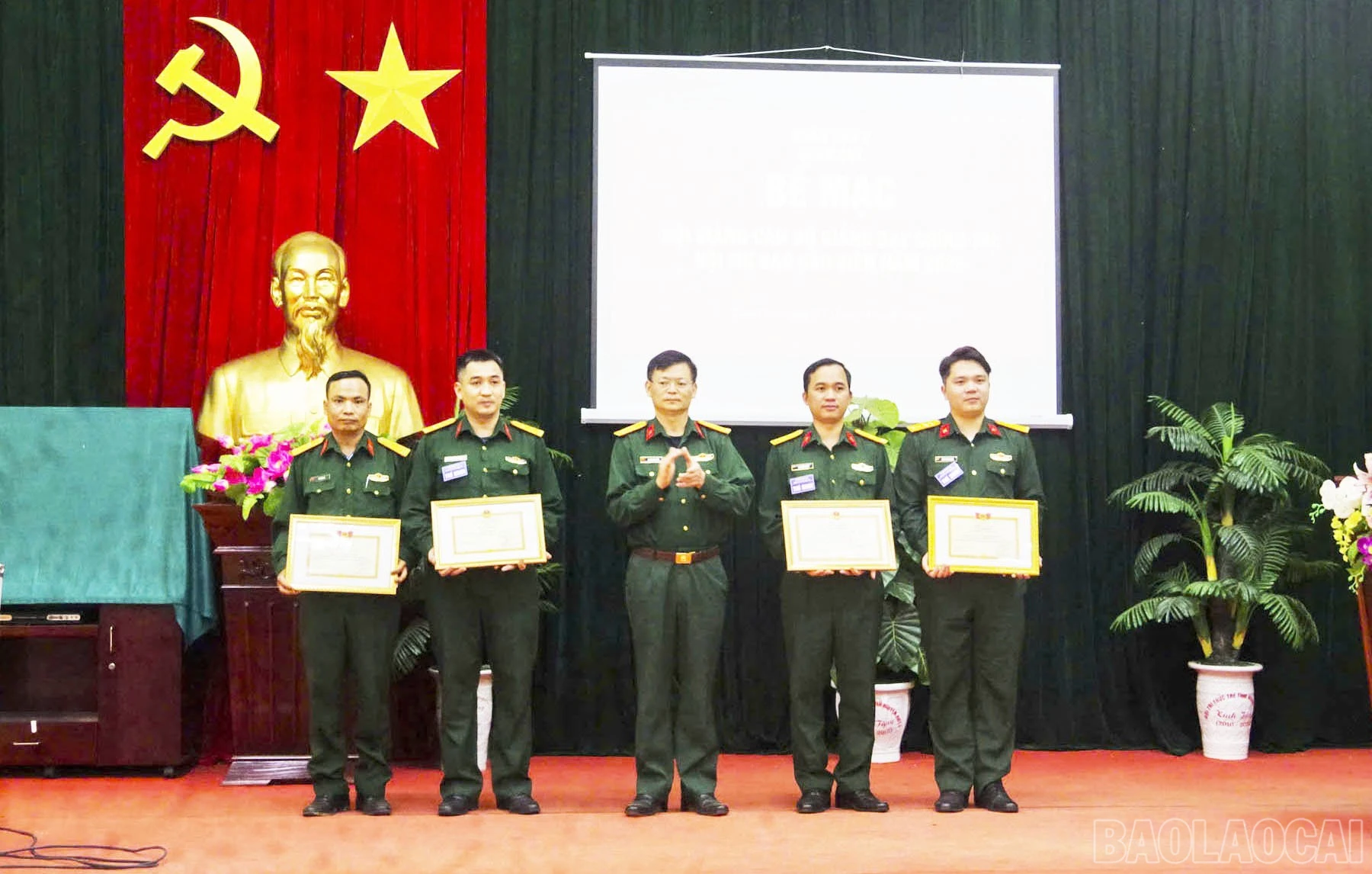 Trao giải cho các thí sinh đạt thành tích cao.