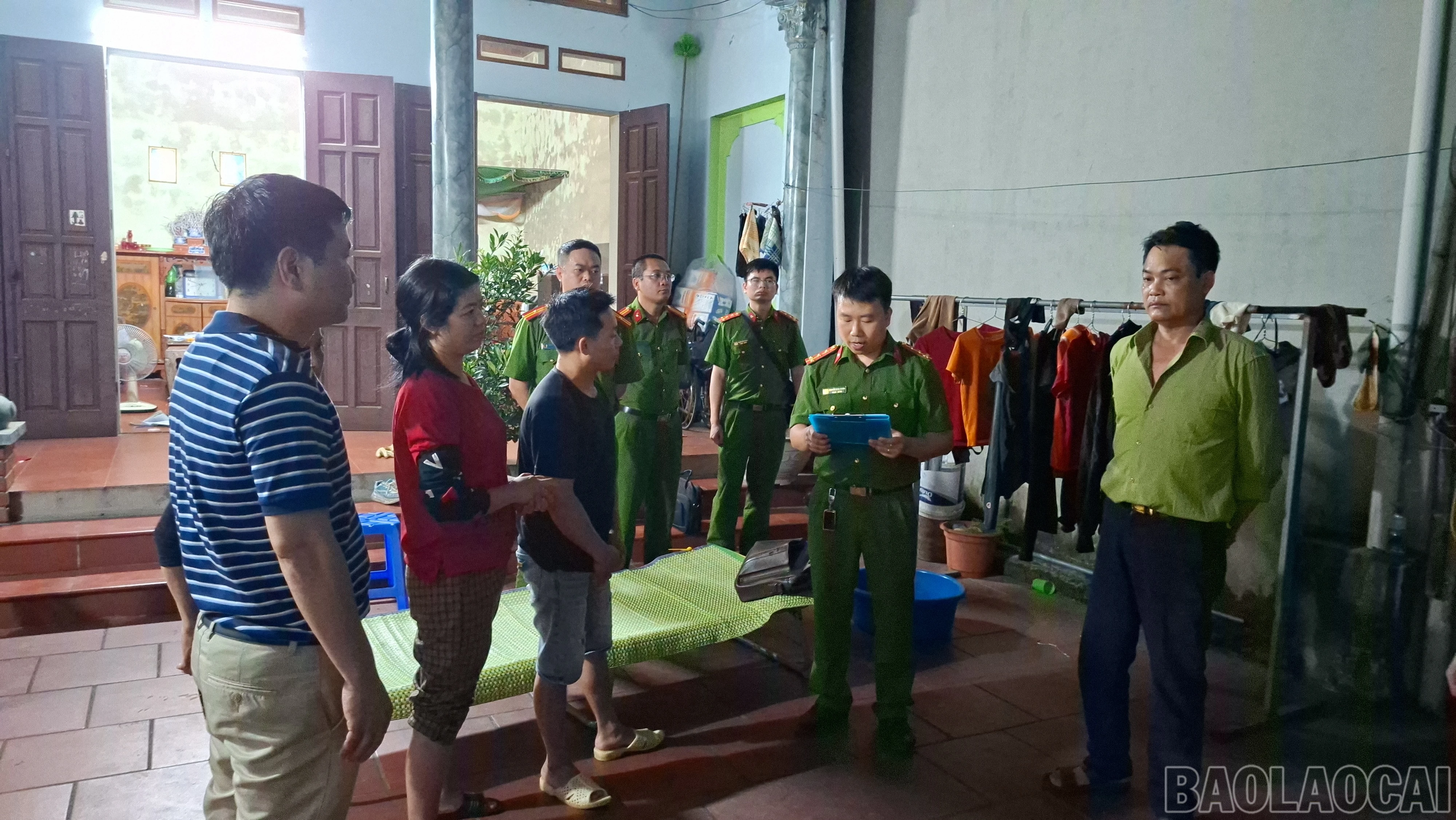 Cơ quan Cảnh sát điều tra thi hành quyết định khám xét nơi sản xuất giá đỗ của Chu Thị Hòa.