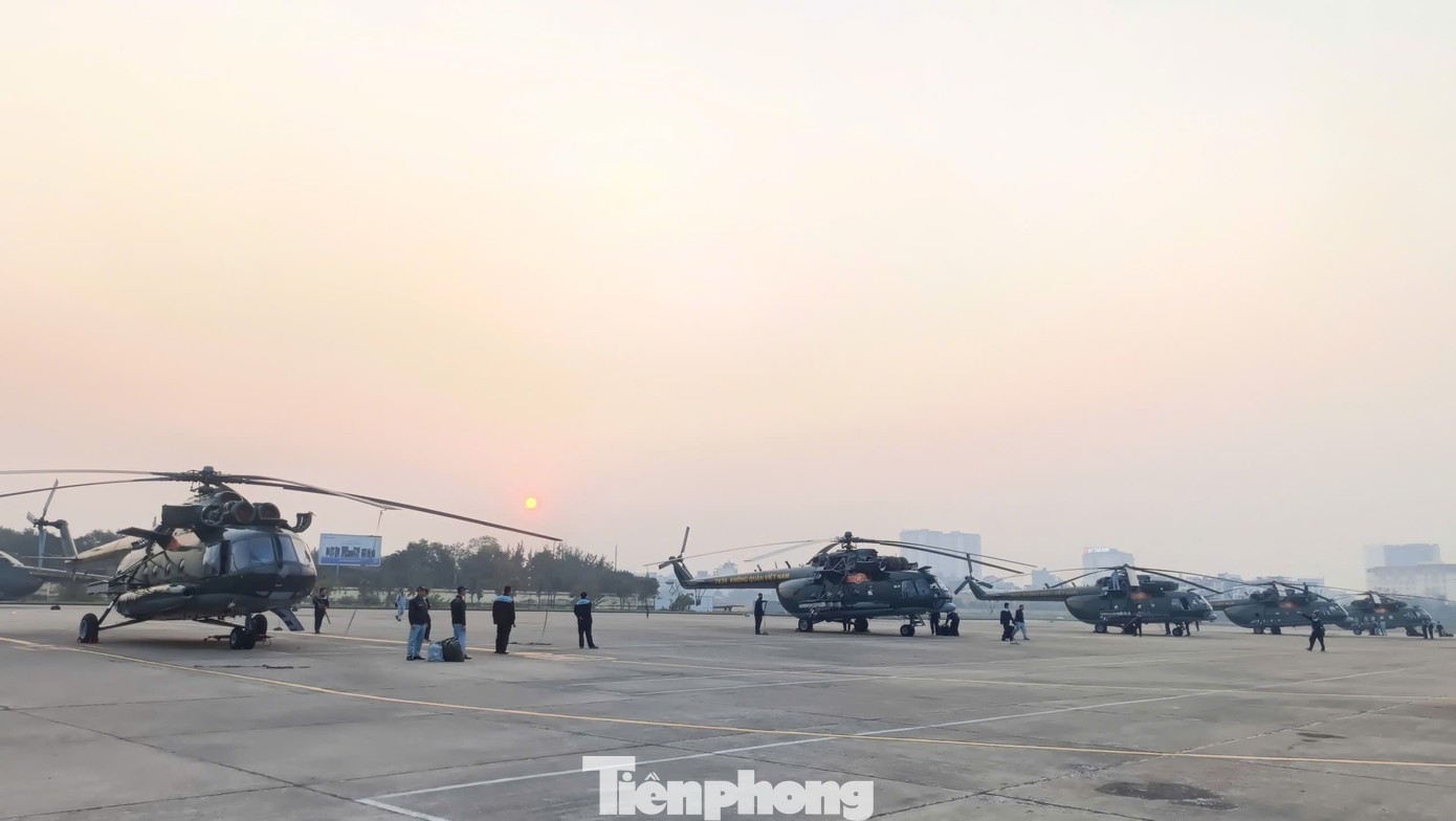 17 giờ ngày 9/1, 6 tổ bay trực thăng dày dặn kinh nghiệm của Trung đoàn Không quân 916 đã hạ cánh tại sân bay Gia Lâm, sẵn sàng thực hiện các nhiệm vụ tiếp theo.