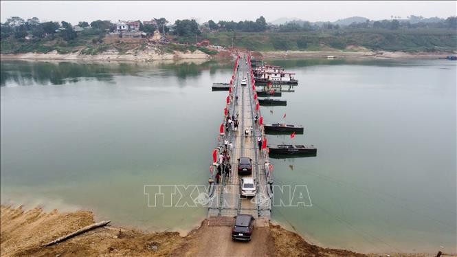 Người và phương tiện lưu thông bình thường qua cầu phao sông Lô sáng 16/2.