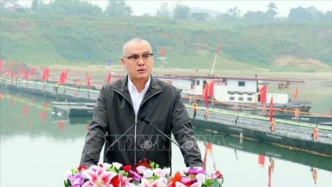 Bí thư Tỉnh ủy Phú Thọ Phạm Đại Dương phát biểu tại lễ thông xe cầu phao qua sông Lô.