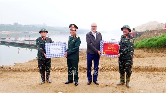 Đại tướng Nguyễn Tân Cương và Bí thư Tỉnh ủy Phú Thọ Phạm Đại Dương tặng quà cho các lực lượng bắc cầu phao.