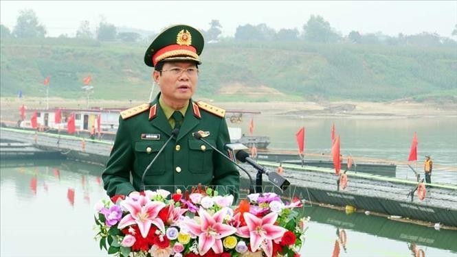 Đại tướng Nguyễn Tân Cương, Ủy viên Trung ương Đảng, Ủy viên Thường vụ Quân ủy Trung ương, Tổng Tham mưu trưởng Quân đội nhân dân Việt Nam, Thứ trưởng Bộ Quốc phòng phát biểu tại lễ thông xe cầu phao qua sông Lô.